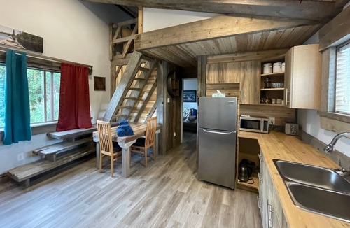 Lakelse Cabin | Perfect Short Term Home - Work & Play