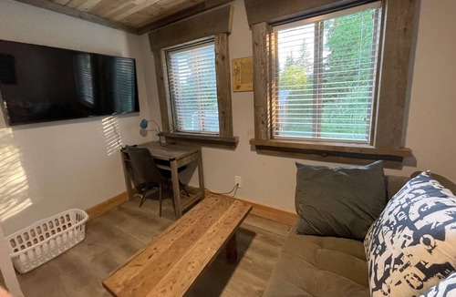 Lakelse Cabin | Perfect Short Term Home - Work & Play