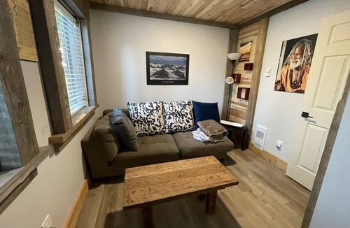 Lakelse Cabin | Perfect Short Term Home - Work & Play