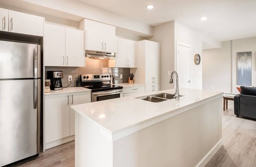 Shaganappi Apartment | Pet Friendly Apartment w/Free Underground Parking