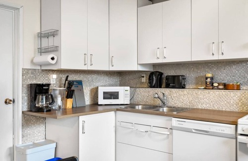 Southeast Calgary House | Pet Friendly » Free Banff Pass » 1 BR » Netflix