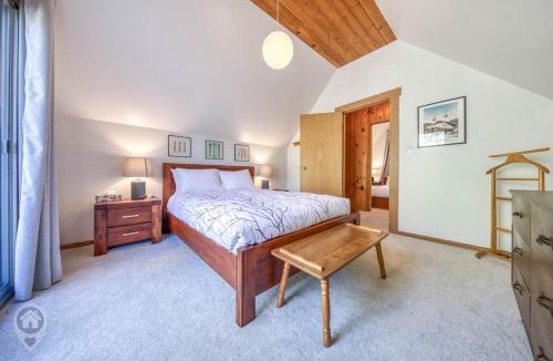 Panorama House | Pet-Friendly Original Ski Cabin by StayIn