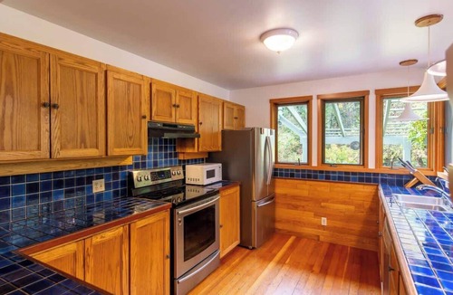 Madeira Park House | Picturesque and Comfy Escape with Waterfall View