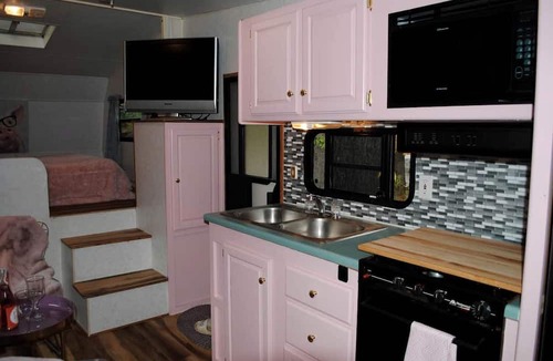 Markdale House | Pig-turesque Glamping Rental on an Animal Sanctuary for Ontario Getaway