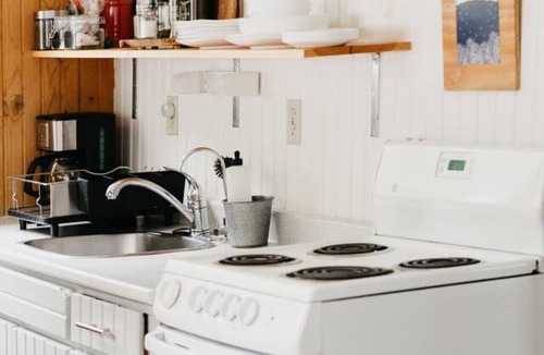 Dorset Cottage | Pine Cabin- 2 Min to Lakes/Snowmobile Trails