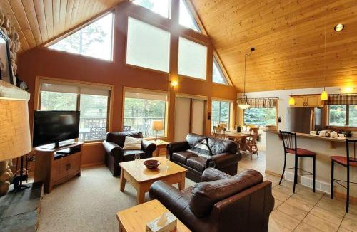 Radium Hot Springs Apartment | Pine Cone Cabin by StayIn