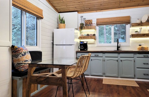 Big River Cabin | Pinescape: Cabin WiFi Wood Fireplace Pet friendly Fish Relaxation