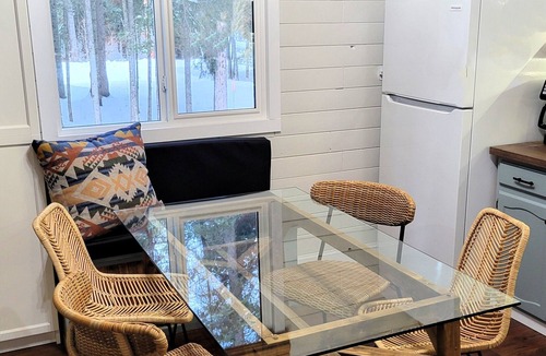 Big River Cabin | Pinescape: Cabin WiFi Wood Fireplace Pet friendly Fish Relaxation
