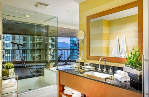 Coal Harbour Hotel | Pinnacle Hotel Harbourfront