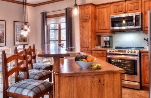Mont-Tremblant Condo | Plateau D Ski-In/Ski-Out with Pool