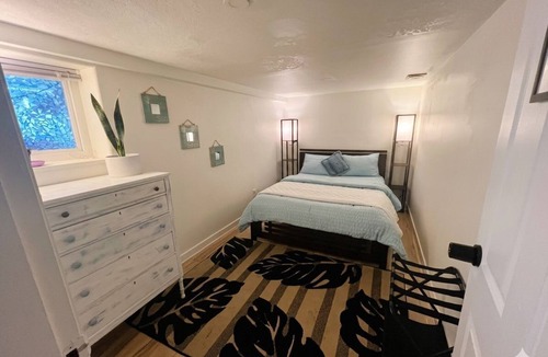 Saanich East Bed & Breakfast | Poolside Hideaway Heated Pool All Year Ideal for Groups (Sleeps 6+)