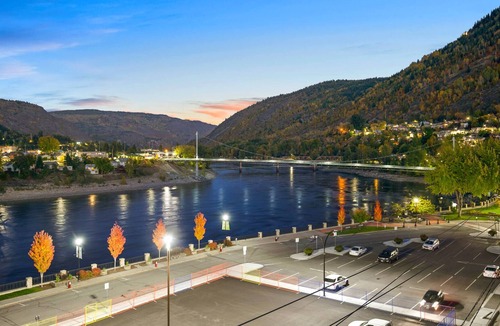 Trail Apartment | Premier Riverside King Room - Suite - 1 King