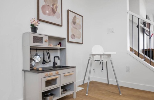 Jasper Place House | Pretty in Pink | Hot Tub | 10 min to WEM | KingBed
