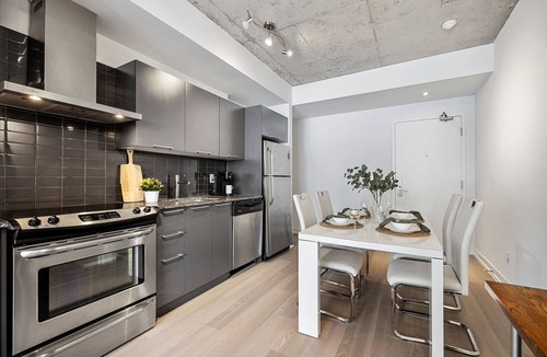 Fashion District Apartment | Prime Downtown Location | Lux King West 1 BD Unit | Near TTC, Cafes, Restaurants