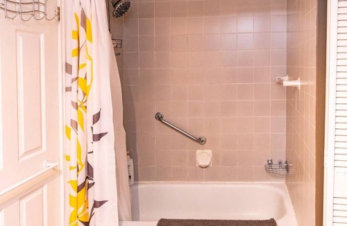 Lower Town Apartment | Prime spot condo 1100 sq2 private elevator!