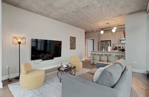 West Loop Apartment | Prime West Loop 2BR Apts + Event Convenience
