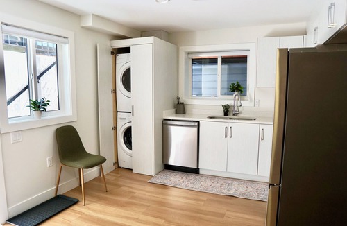 East Clayton House | Pristine, Modern Private Suite in Langley minutes from Langley Events Centre