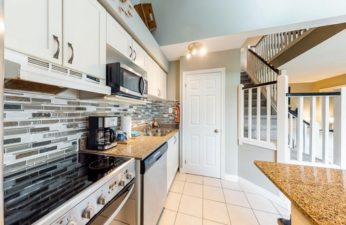 Craigleith House | Pristine studio with a full kitchen, pool, hot tub, & tennis - walk to lifts
