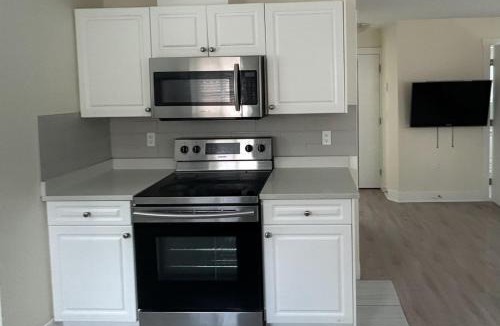Sunset House | Private 3BR 2BA Laneway Home and Parking