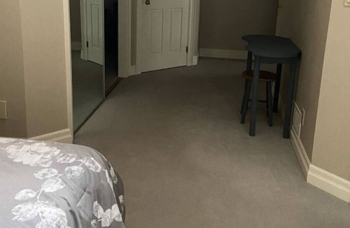 Virgil Apartment | Private apartment close to restaurants!
