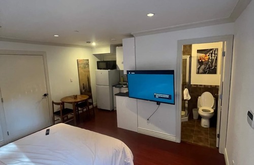 East Side Apartment | Private bachelor suite Vancouver