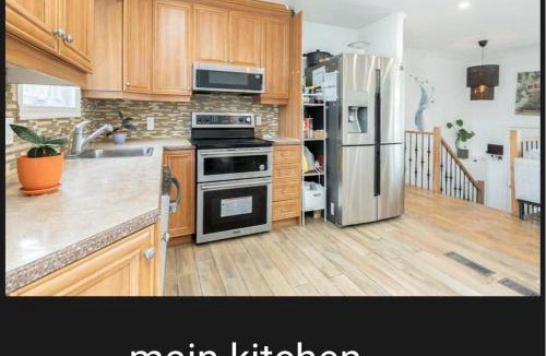 Brossard House | Private Bed Room in a Beautiful Family House