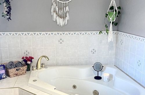 Genelle House | Private bright bungalow with pool, sauna and games room
