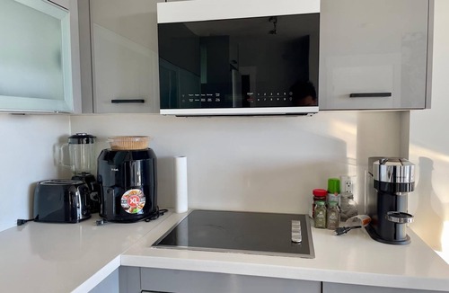 Surrey Apartment | Private & Cozy City Central Suite w free parking/gym/and complete amenities