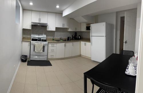 Mississauga House | Private Deluxe basement suiteP1