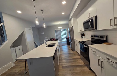 Southwest Edmonton House | Private Executive Suite| Ensuite, Walk-In Closet | Central AC | Near Airport