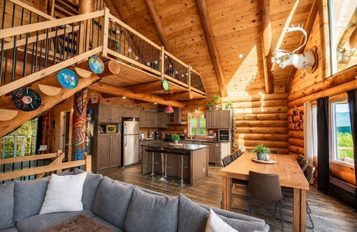 Saint-Philemon Ski Chalet | Private Heated Pool | Spa | Party | The Animal