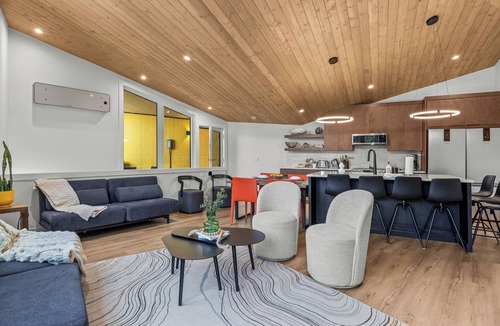 Teepee Town House | Private Hot Tub - 10Mins Walk to Downtown - Mountain Views