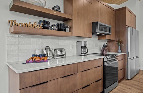 Teepee Town House | Private Hot Tub - 10Mins Walk to Downtown - Mountain Views