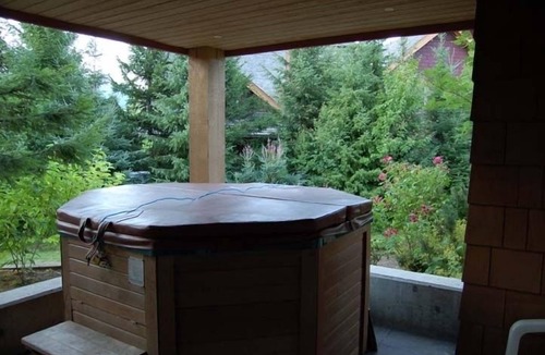Village North House | * Private Hot Tub * Pool * Updated * Walk to Everything