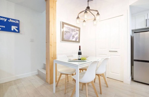 Village North Villa | Private HotTub.Central 2BR - Free Parking+Pool+A/C