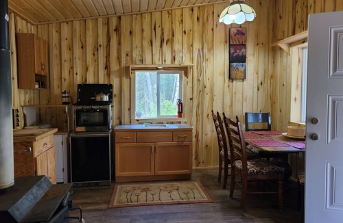 Mount Lorne Cabin | Private lakefront cabin with mountain views