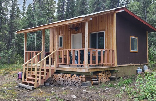 Mount Lorne Cabin | Private lakefront cabin with mountain views