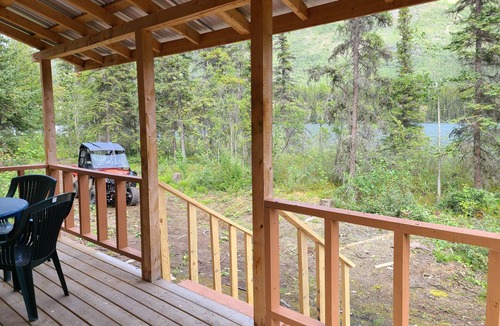 Mount Lorne Cabin | Private lakefront cabin with mountain views