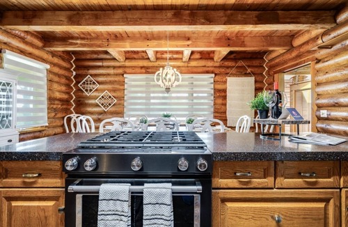 Ruthven House | Private Log Estate by Winery | Trails & Fire Pit