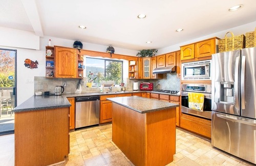 Port Moody House | Private Luxury home! *HotTub & Gym!* *Sleeps 8*