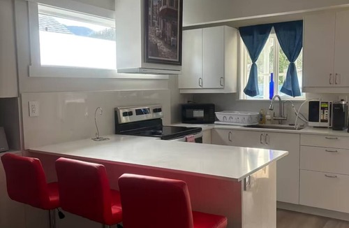 Hope Cottage | Private Luxury Relaxing HOME w BBQ & Gas Fire-pit