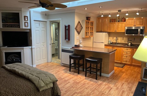 Saanich West Cottage | Private Self Contained Studio Cottage