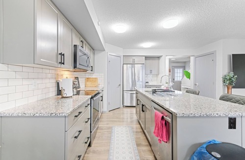 Southeast Edmonton House | Private Suite/King Bed/Modern 3BR Home/Edmonton/Fast WiFi