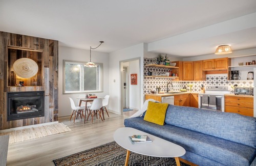 Black Mountain Apartment | Private Suite, Panoramic Views, Hot Tub, Wineries