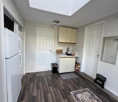 District of North Vancouver House | Private Suite , Private Bath , 10 min to Downtown
