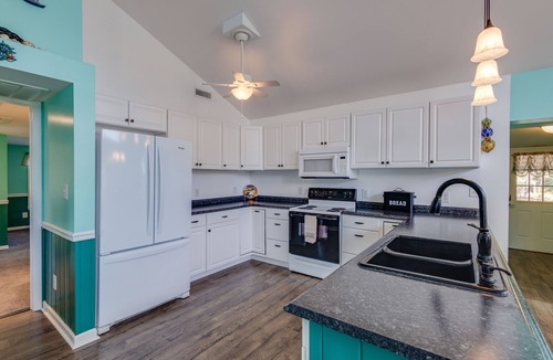 Belhaven House | Private Waterfront Retreat with Breathtaking Views. Pet-friendly!