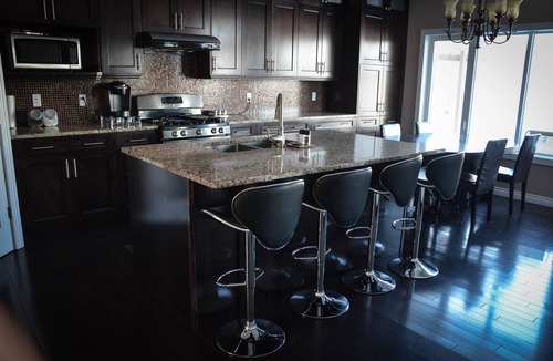 Southeast Edmonton House | PROMO 10% WEEKLY/10% MONTHLY DISCOUNTnLuxurious Family Home, Lakeview, A/C,WiFi.