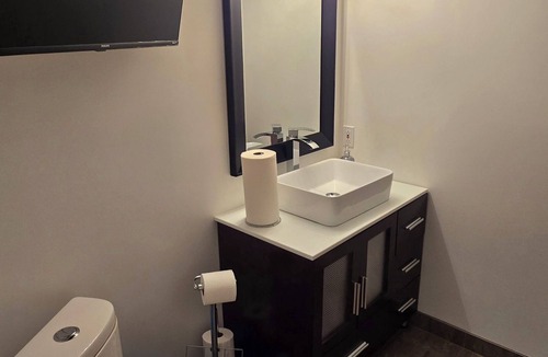 Chelmsford Bed & Breakfast | Queen size bed. Continental breakfast. 25 minutes from hospital.