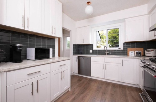 Dunbar House | Quiet 5 BR 7 bed Escape w/sunny Deck near UBC