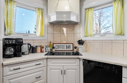 Beaumont House | Quiet Beaumont heritage home near shops, dining and airport. Pet friendly.